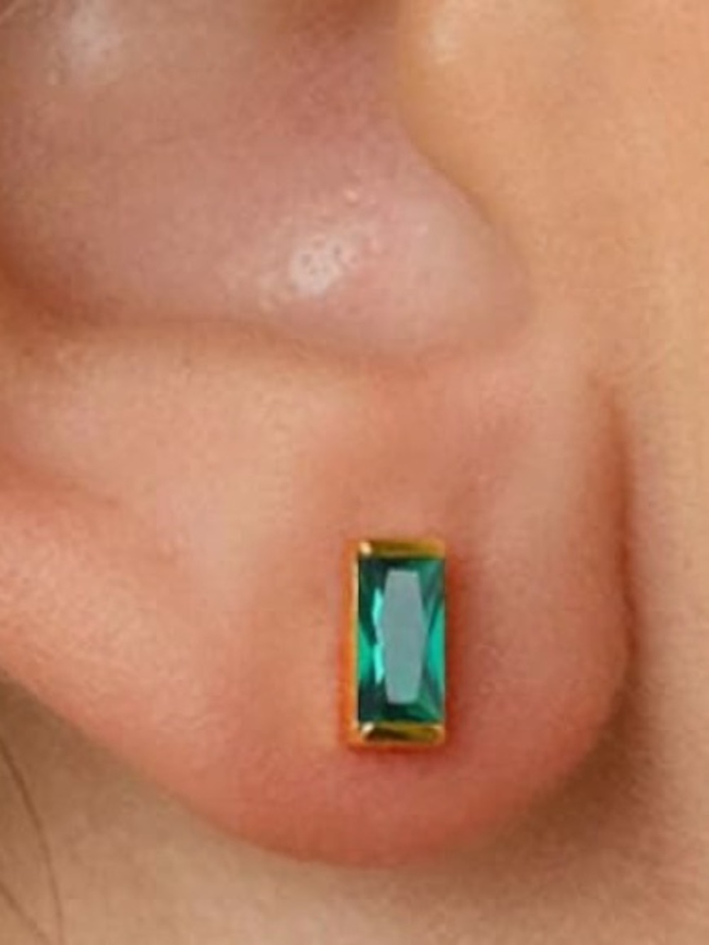 Gold-Setting (platted) Emerald Green Rectangular Stud Earrings
